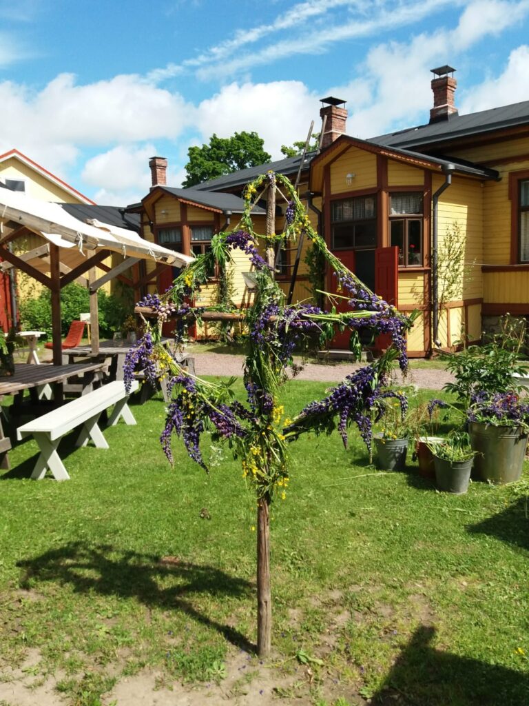 Juhannussalko Toivon pihapiirissä