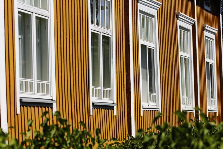 Reposaaren puutalokylä lumoaa