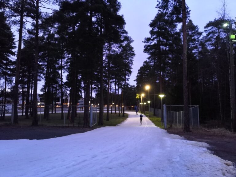 Lumetettu latu maaumalan takana