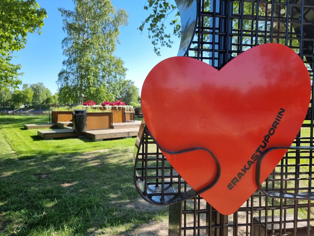 Koriste Rakkauspuistossa