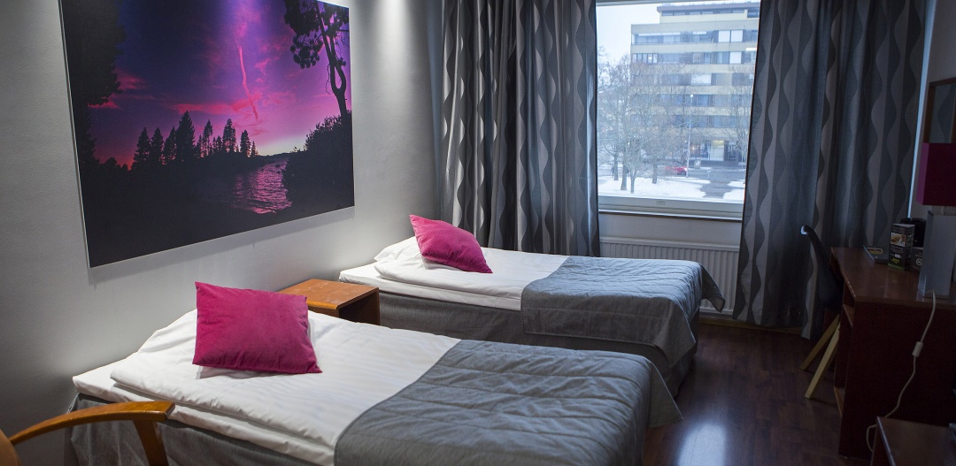 Amado, hotel room