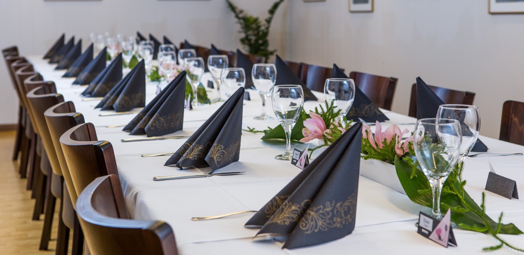 Amado, festive table setting