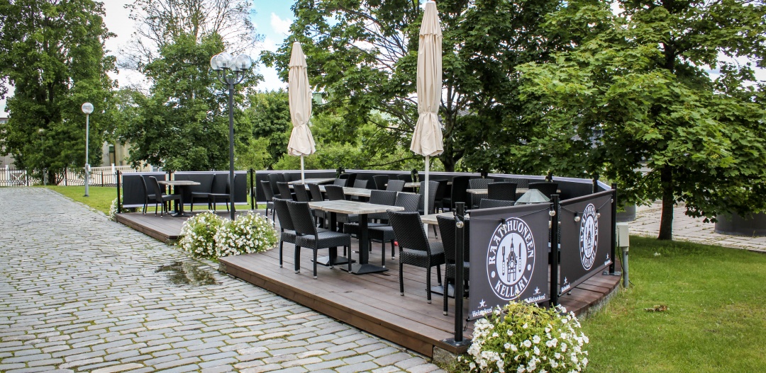 Ravintola Raatihuoneen kellari, terassi kesällä