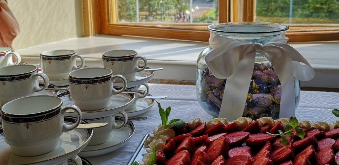Ravintola Raatihuoneen kellari, tarjoilupöytä