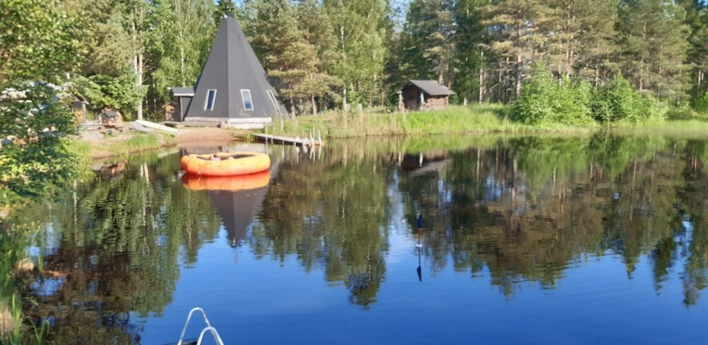 Sahakosken Pirtti, a pond and a hut