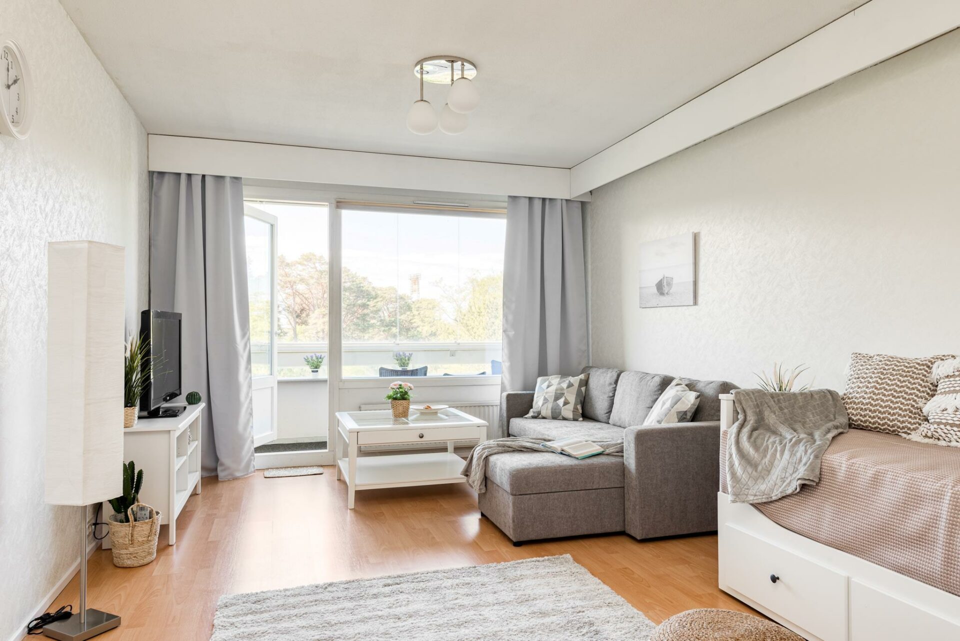 Apartments Borg Dyyni lomahuoneiston kalustettu olohuone ja parveke.