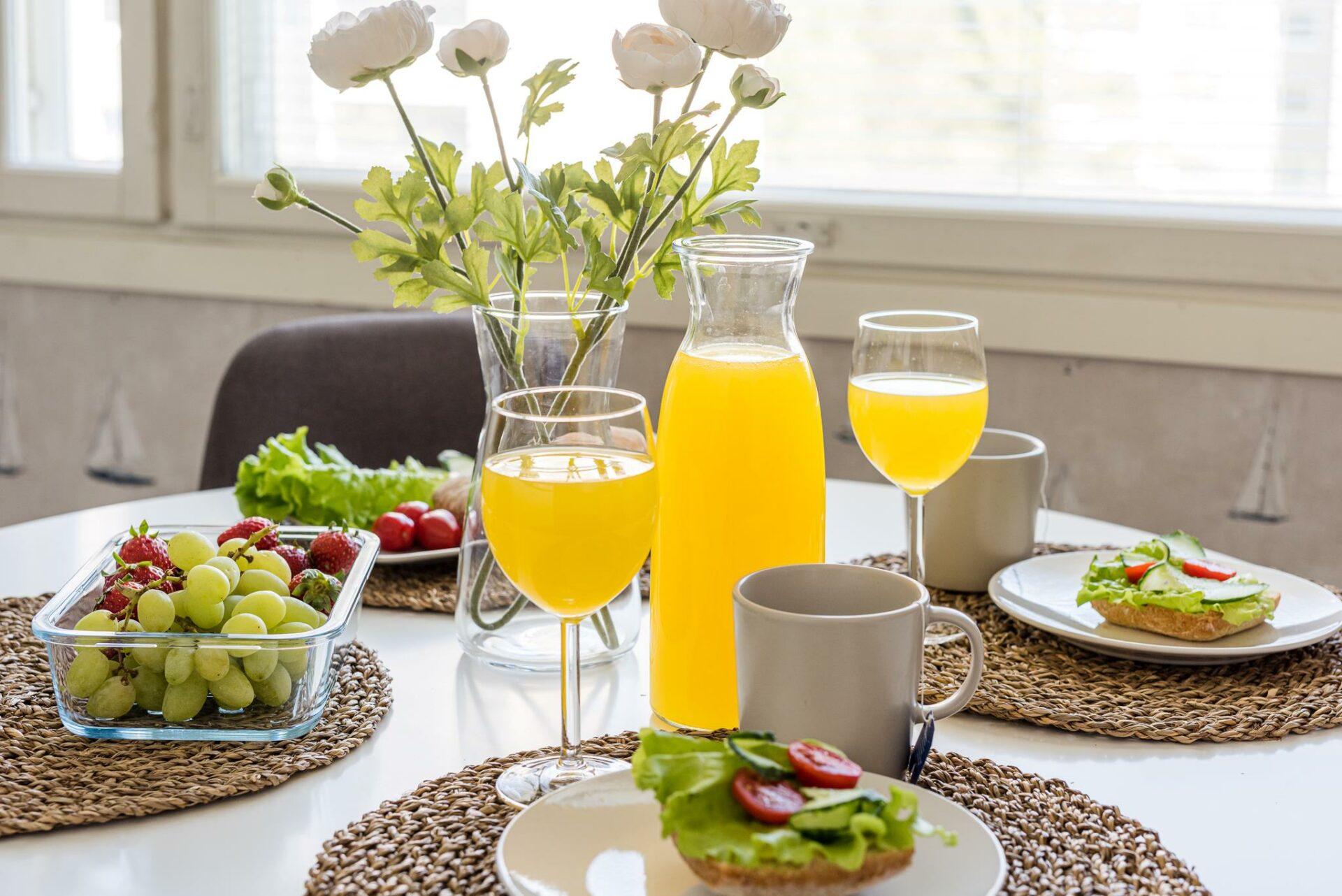 Apartments Borg Dyyni lomahuoneiston keittiön pöydällä aamiaiskattaus.