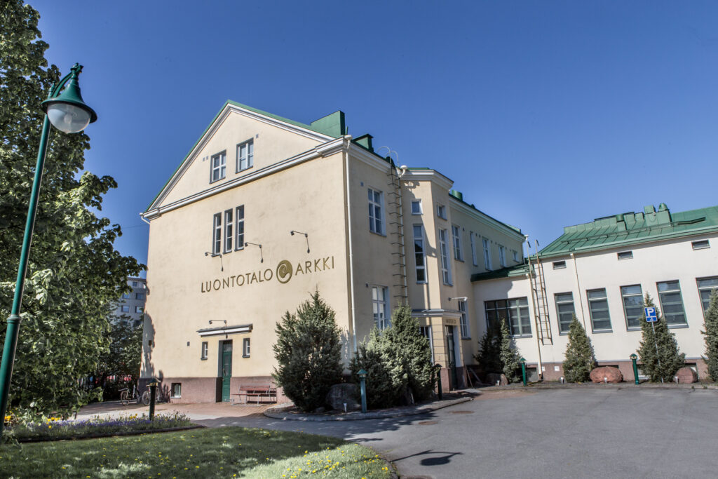 Luontotalo Arkin julkisivu
