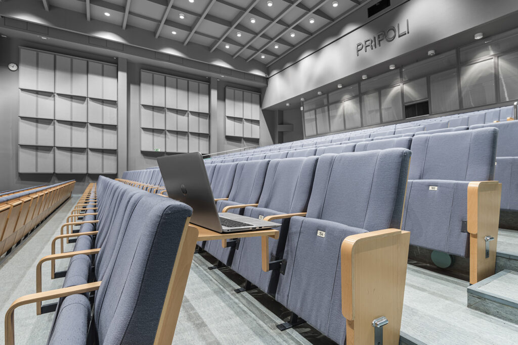 Auditorio, jossa useita penkkejä ja läppäri