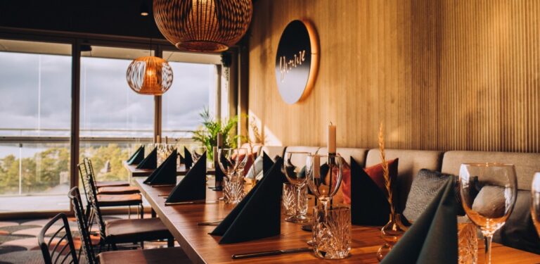 Bistro Yvonne, table setting