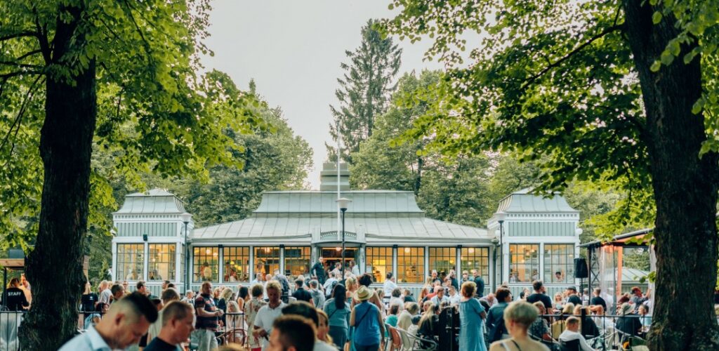 Cafe Pori Jazz, ulkokuva, terassi täynnä ihmisiä