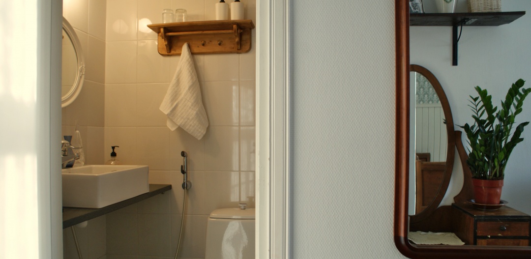 Maatilamajoitus, toilet and mirror