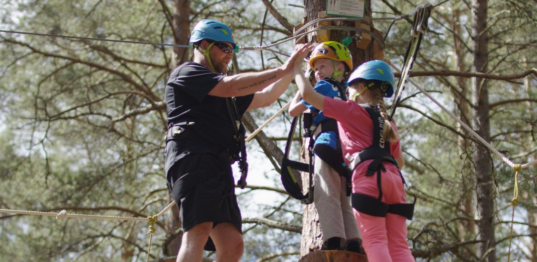 Huikee, father and children on the climbing track