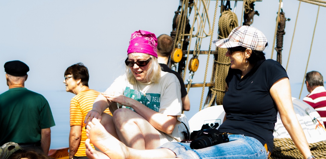 Kaljaasi Ihana, people on deck