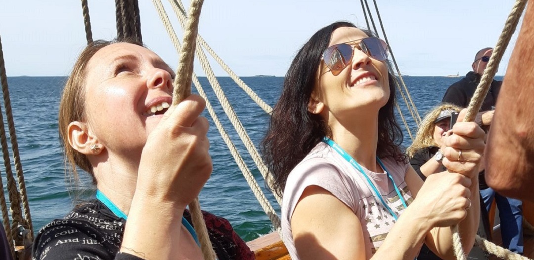 Kaljaasi Ihana, women pulling ropes