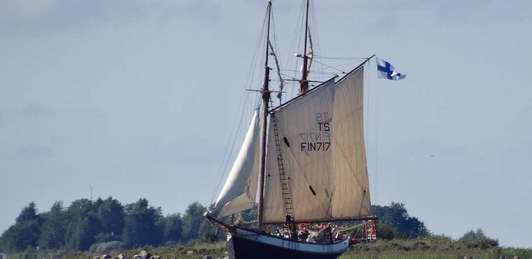 Kaljaasi Ihana at sea