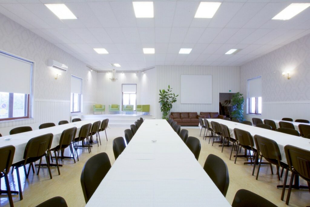 Juhlasali jossa pöytiä ja tuoleja