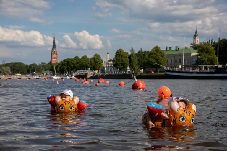 Lapset uimassa Kirjurinluodossa