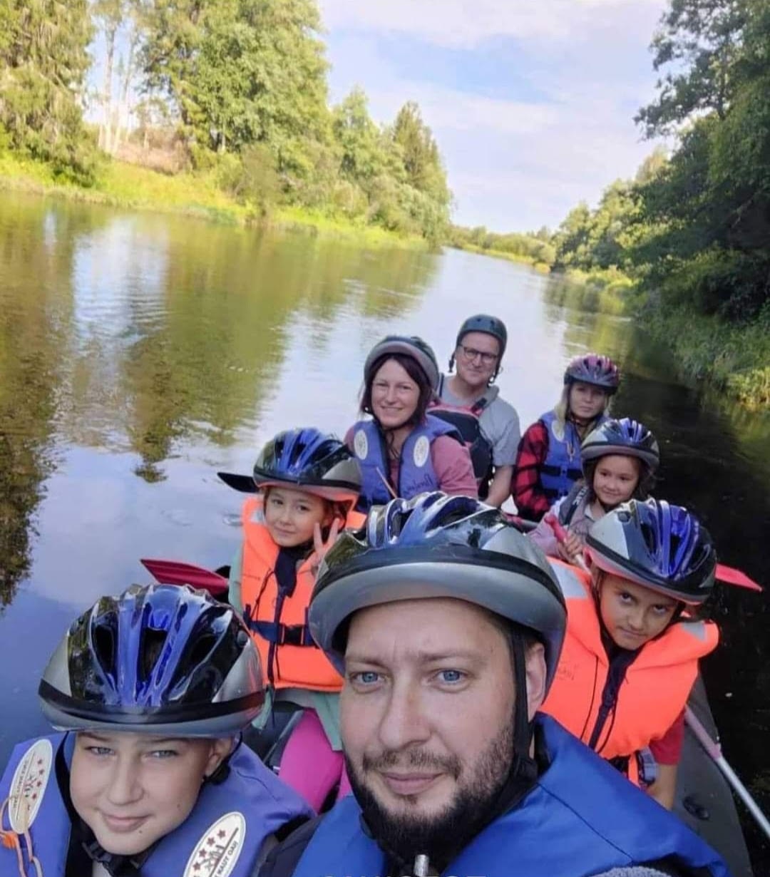 Purolomat ihmiset kumiveneretkellä Merikarvianjoella.