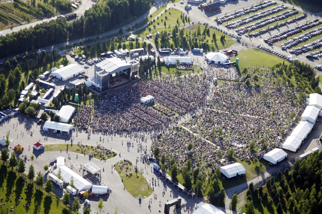 Paljon yleisöä Kirjurinluoto Arenalla