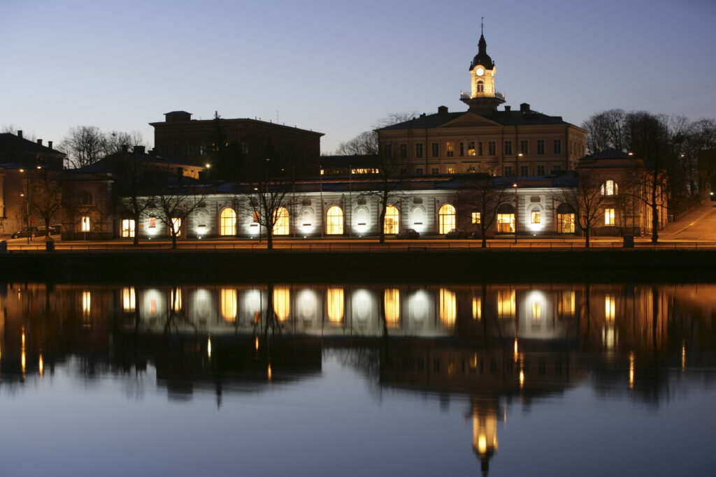 Porin taidemuseo iltavalaistuksessa