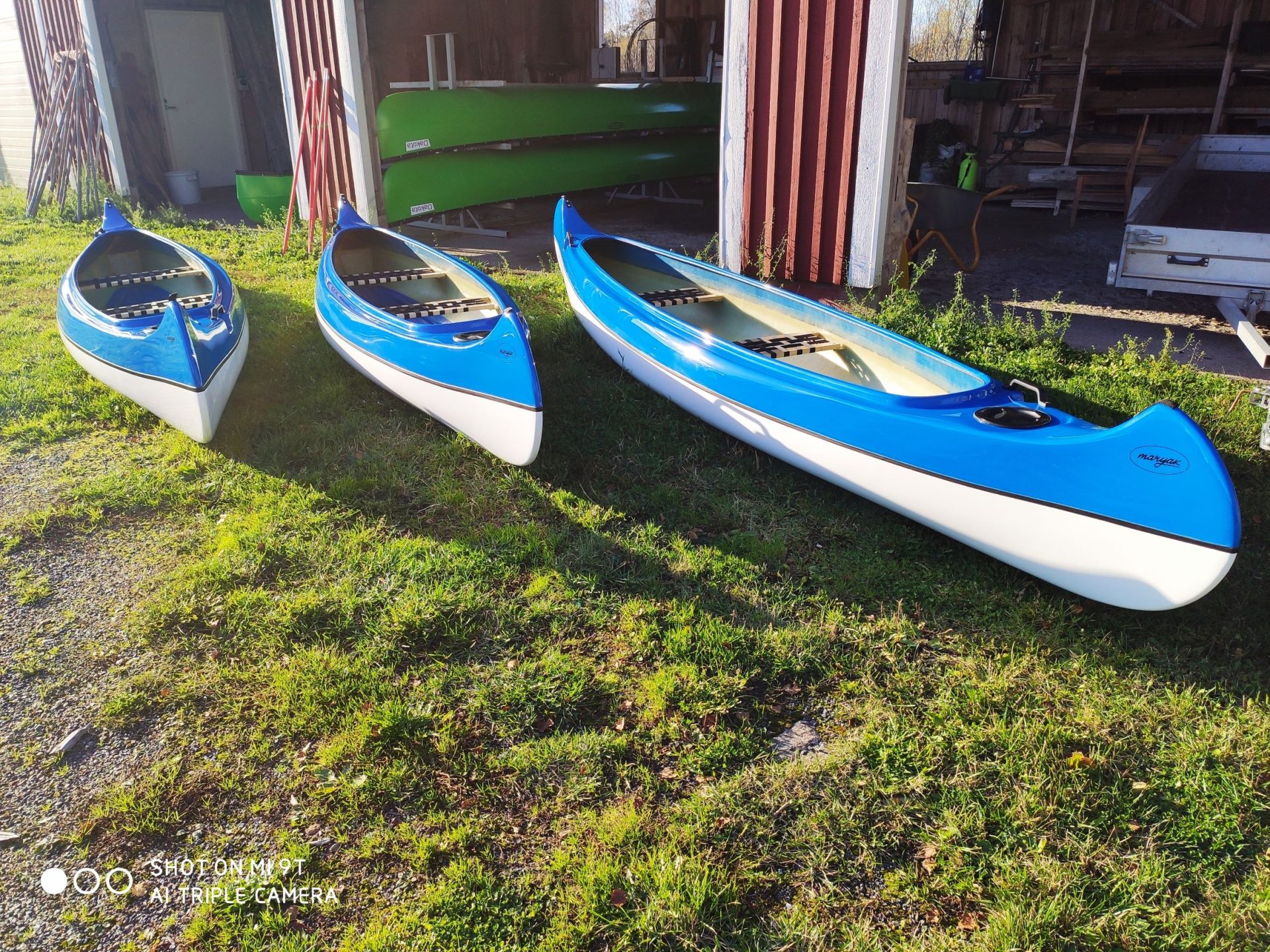 Purolomien kanotteja kuivalla maalla.