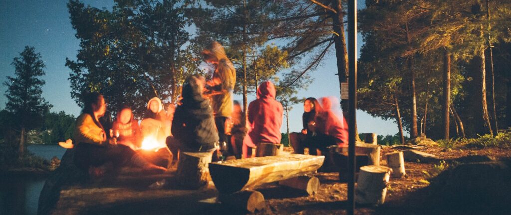 Ihmisiä kokoontunut iltanuotiolle