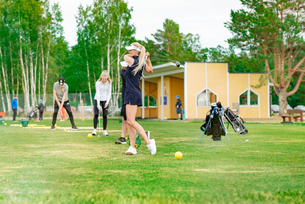 Perhe golfaamassa