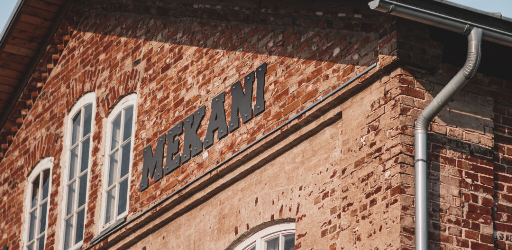 Mekani logo in outside