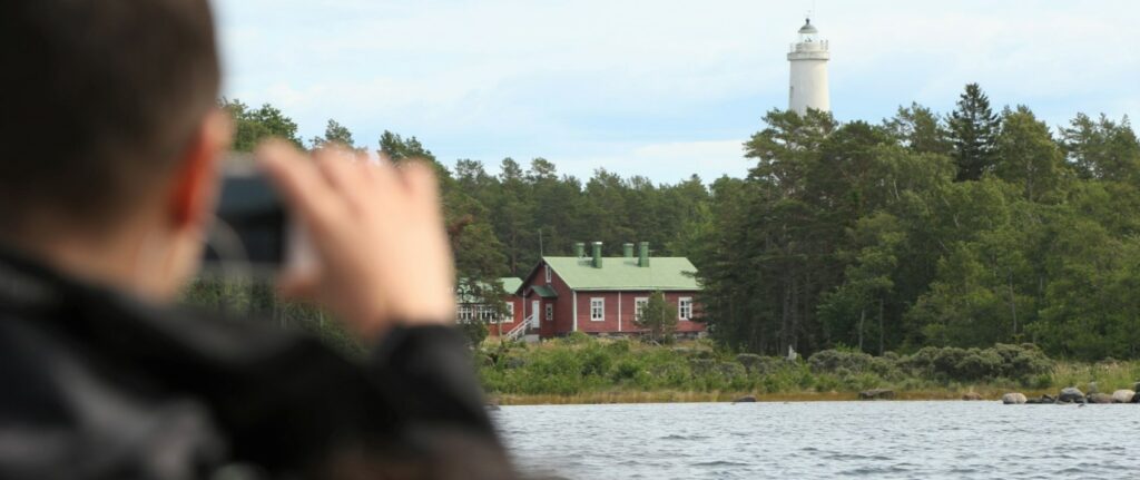Säpin saaressa näkyy punainen rakennus ja majakka