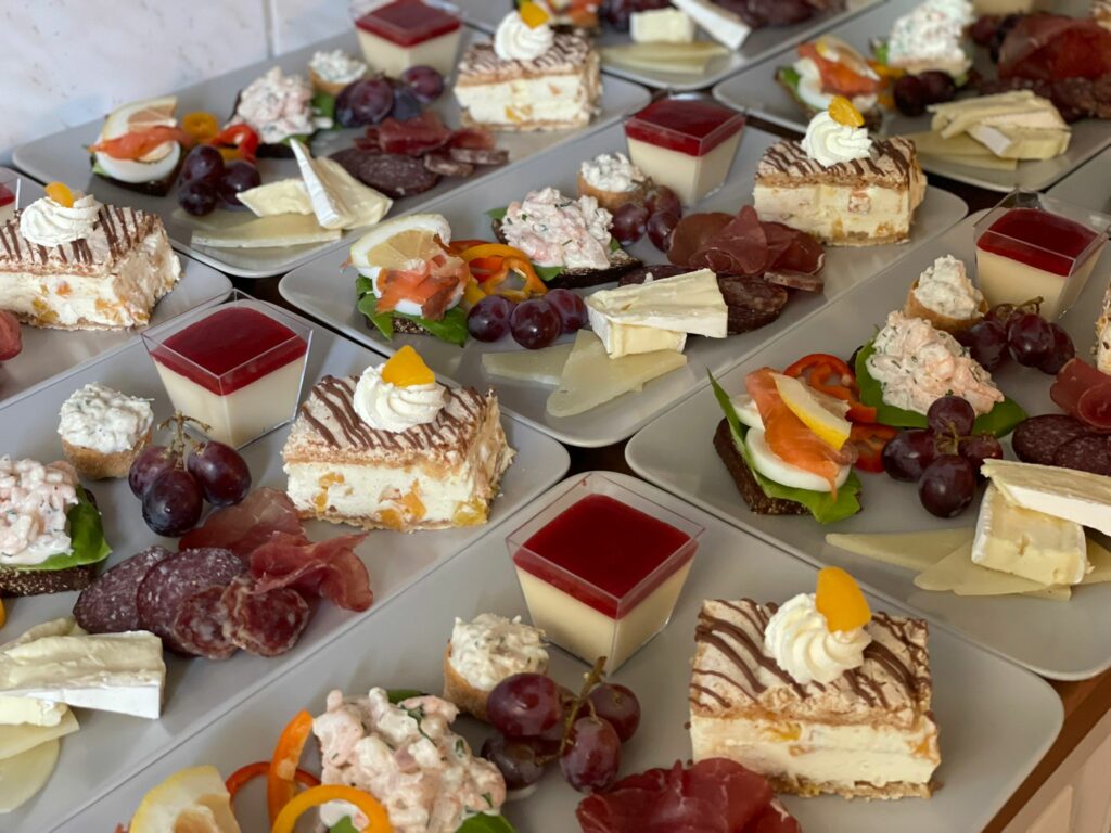 Catering-palvelu Gemme de Joien tarjoiluja lautasilla