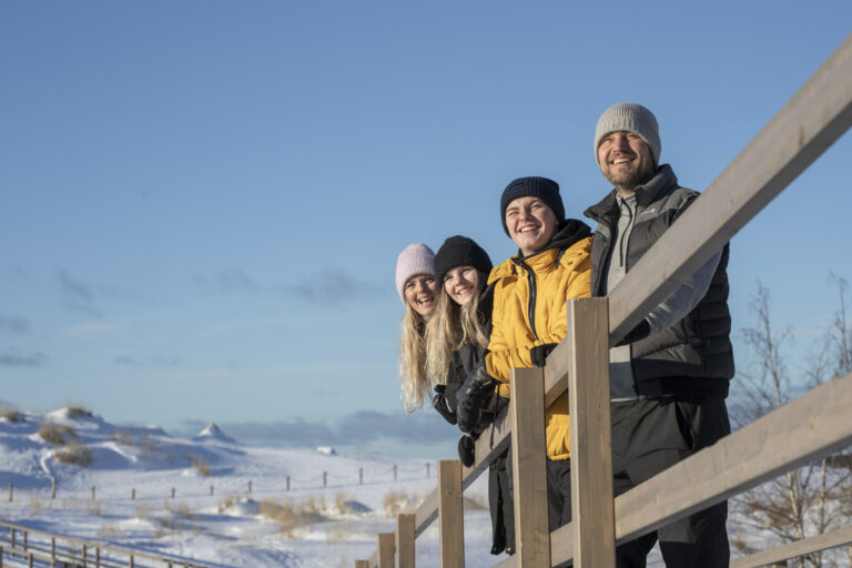 A family in Yyteri in winter