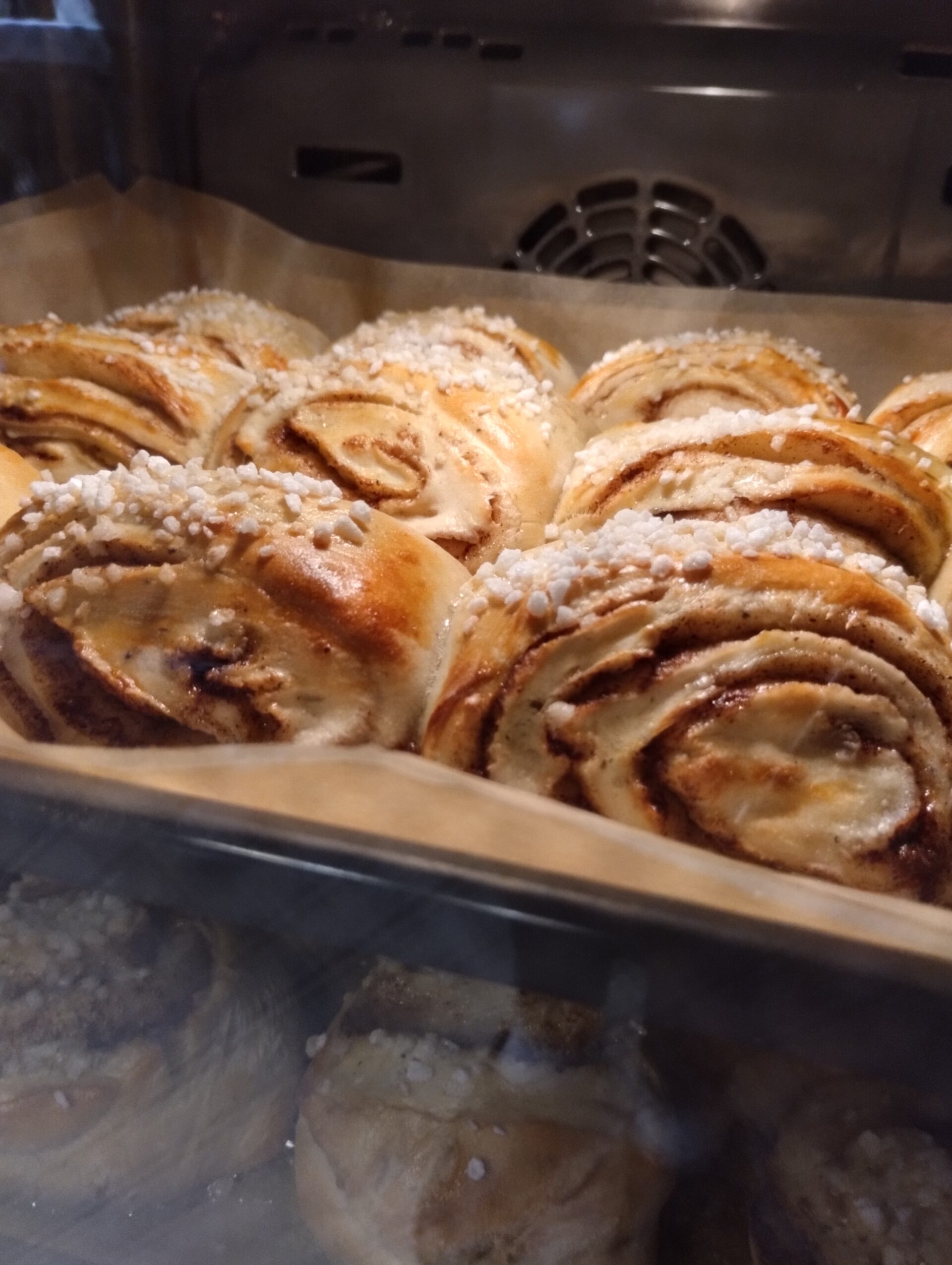 Hellulan kaffilan herkulliset korvapuustit paistumassa.
