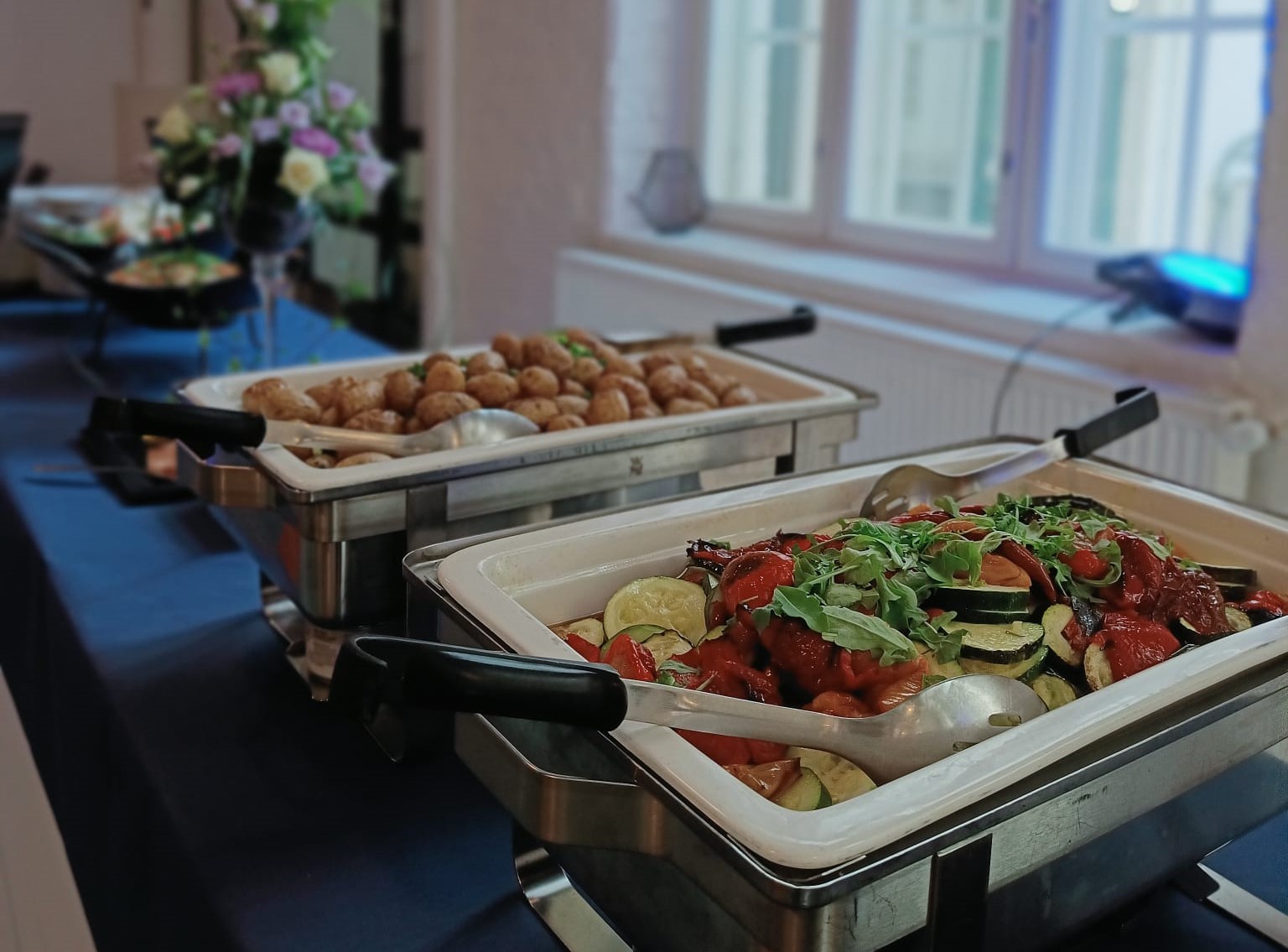 Ravintola Sofian noutopöydän lämpimiä vihanneksia ja kokoperunoita.