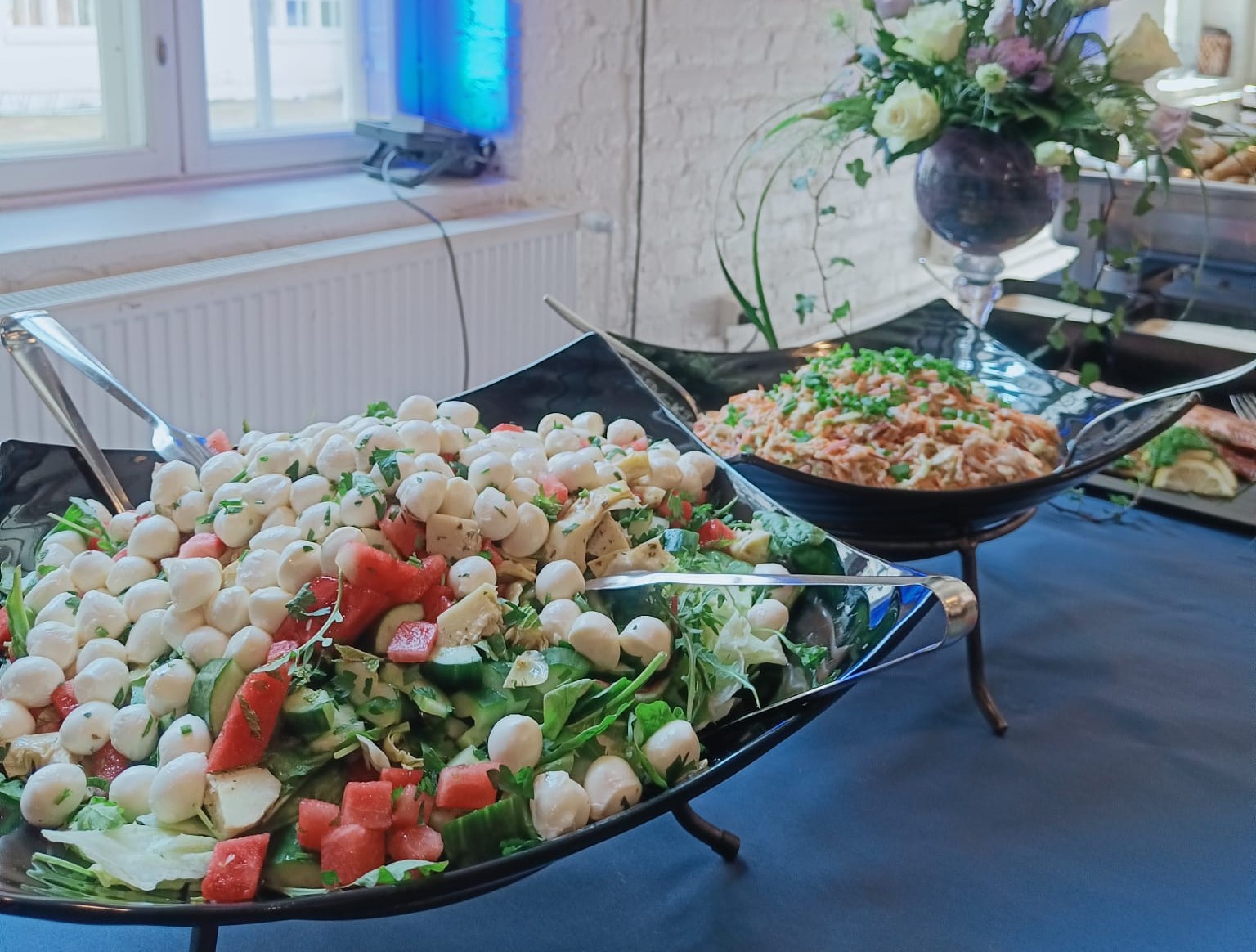 Ravintola Sofian noutopöydän kaksi salaattia tarjolla.