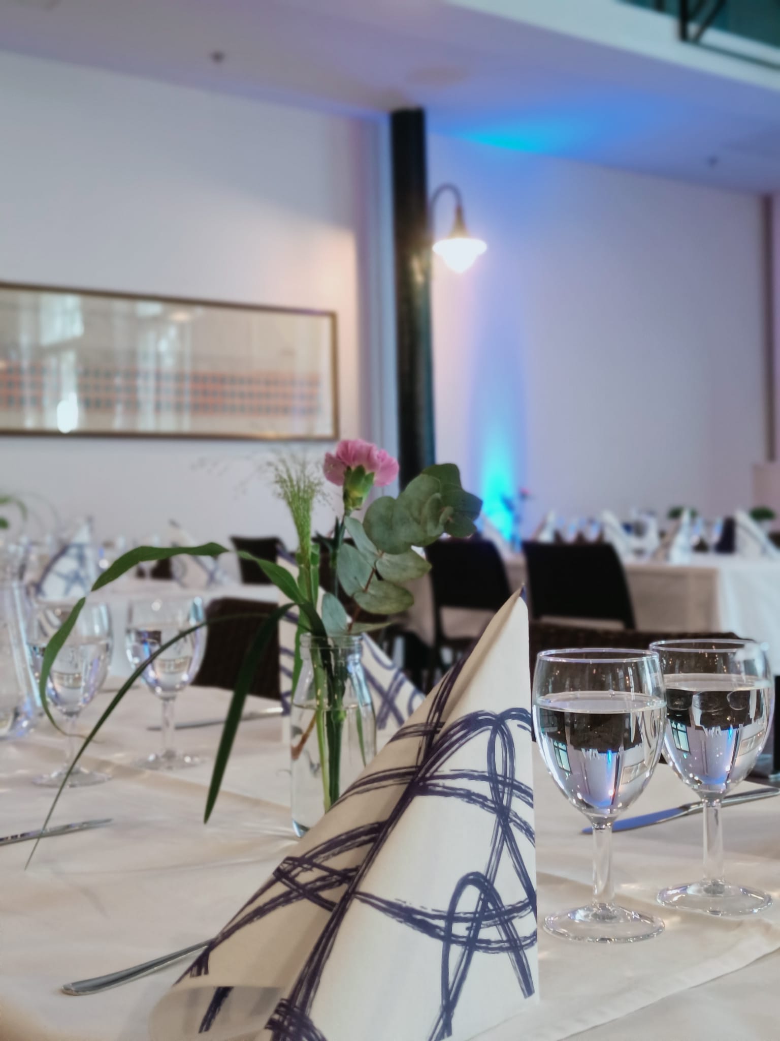 Ravintola Sofian pöytäkattausta lautasliinoineen ja kukkineen.