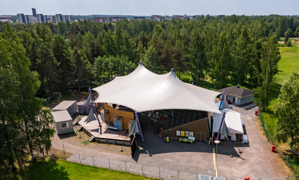 Ilmakuva Kirjurinluodon kesäteatterista
