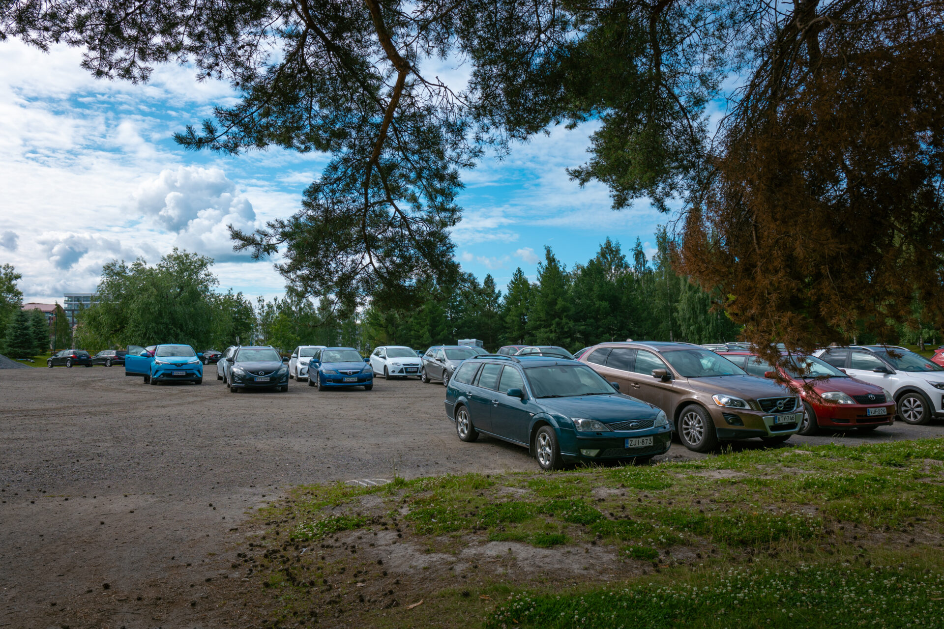 parkkipaikka jossa autoja