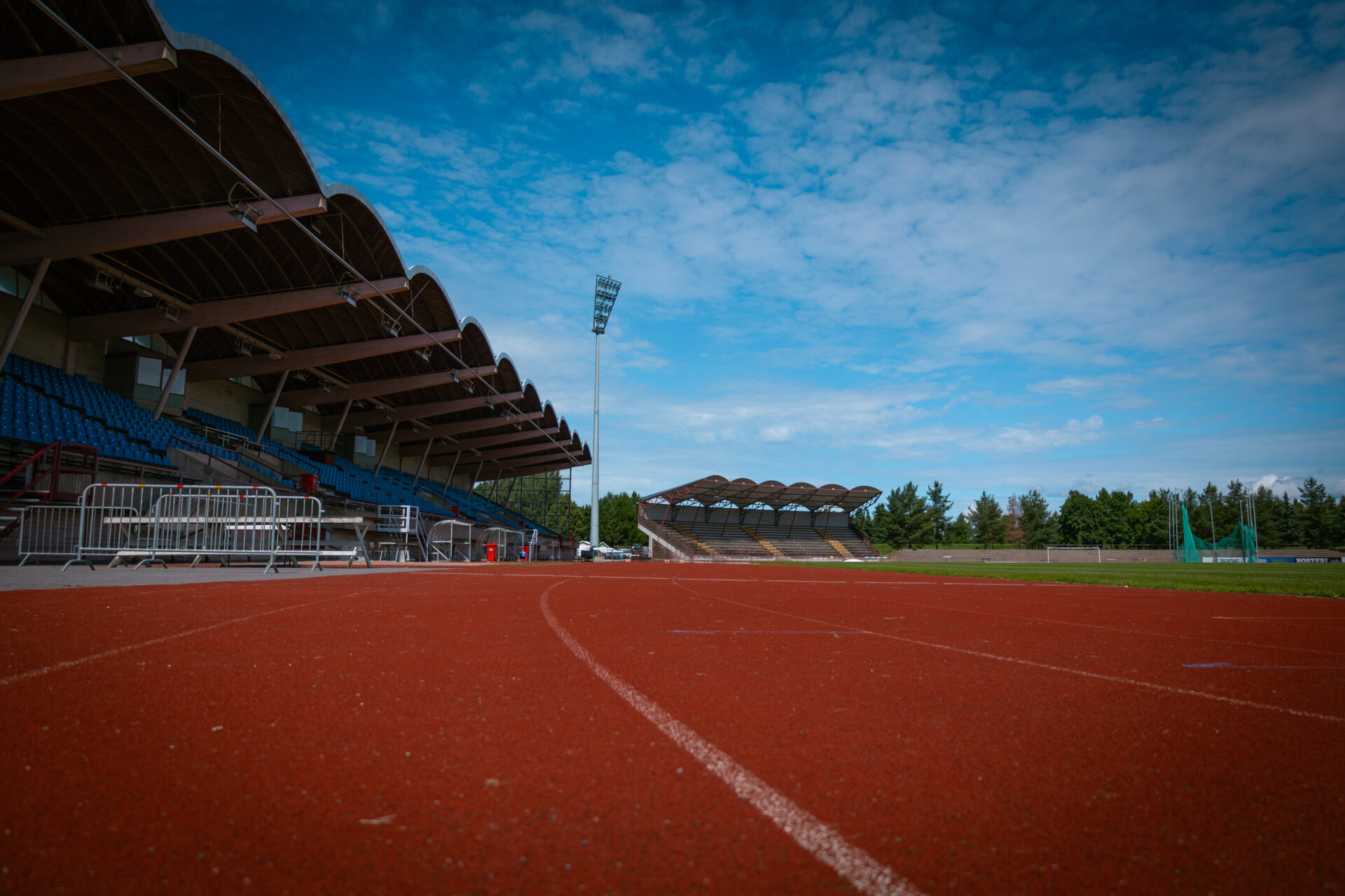 juoksurata stadionilla, taustalla kaksi katsomoa