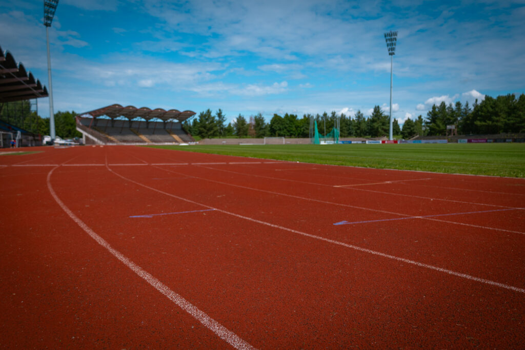 juoksurata stadionilla taustalla katsomo