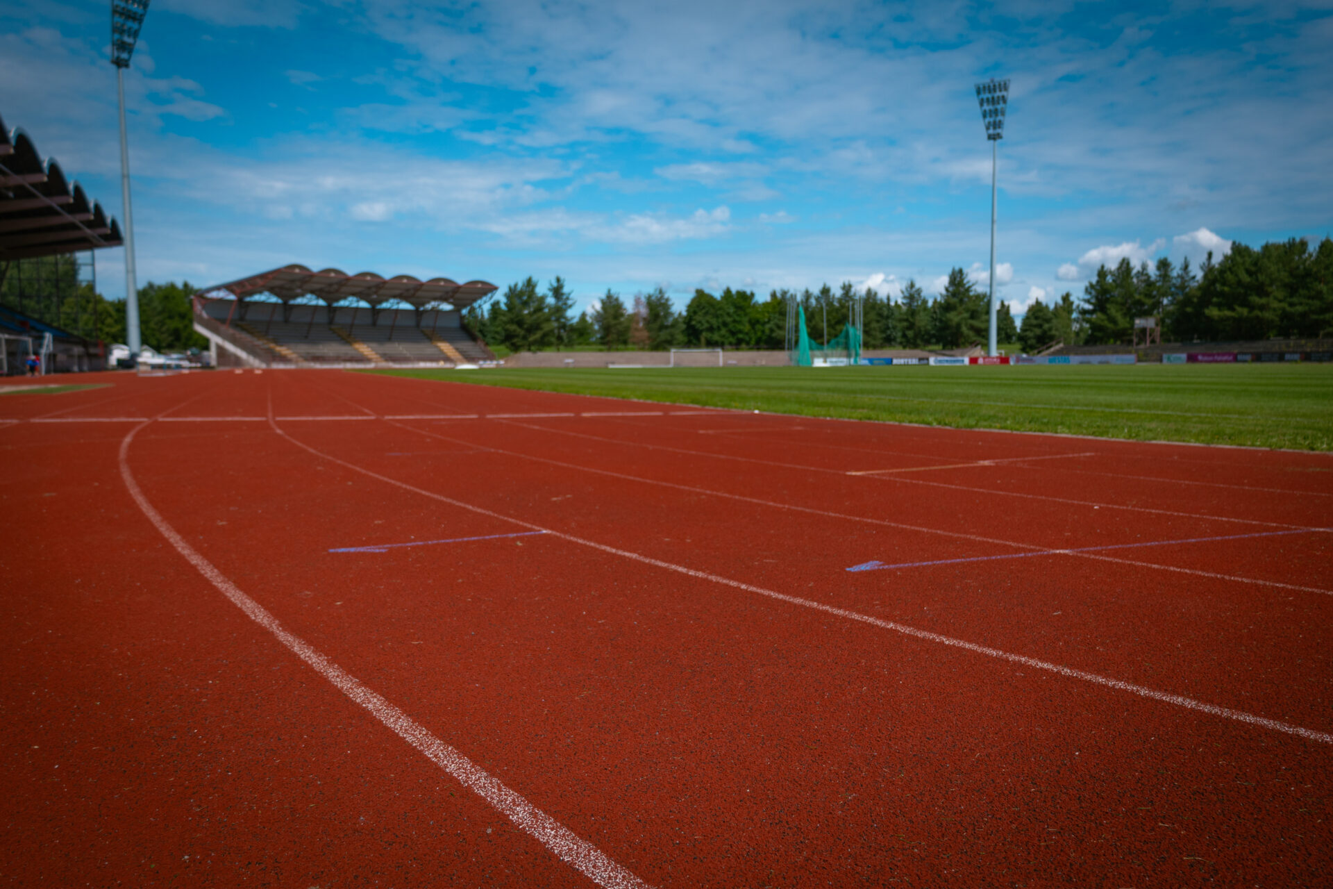 juoksurata stadionilla taustalla katsomo