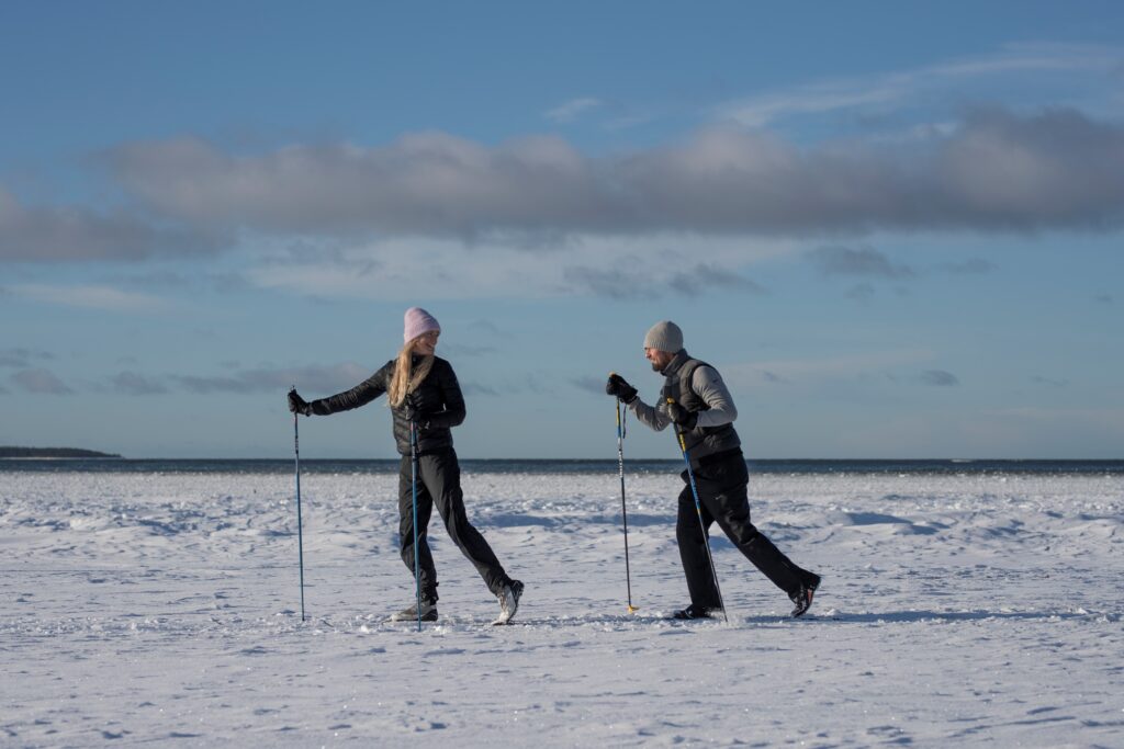 Pariskunta hiihtää Yyterin rantaviivalla.