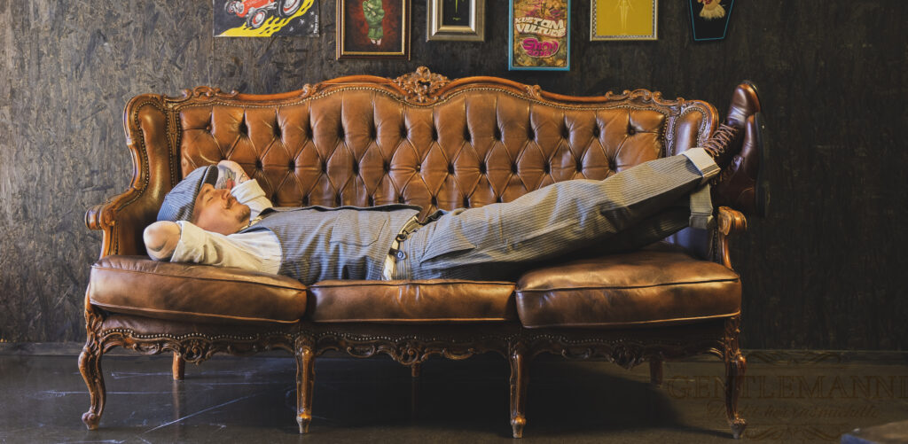 Gentlemanni_gentleman in his outfit resting on the sofa
