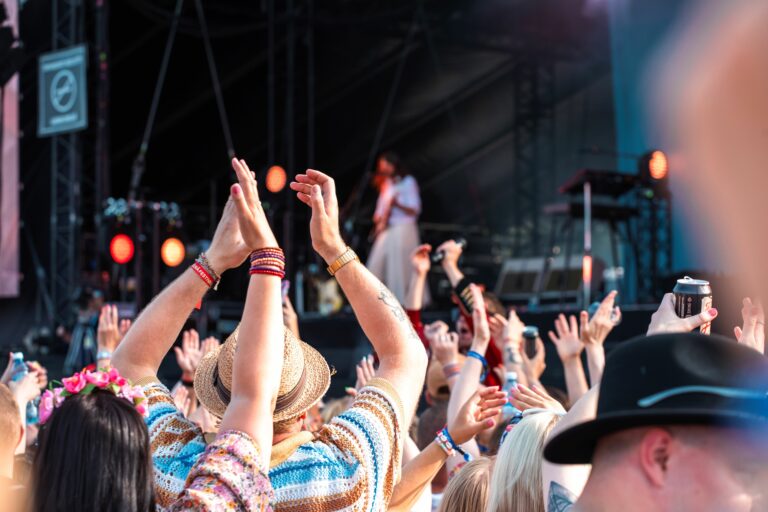 Yleisöä Iskelmä Festivaaleilla
