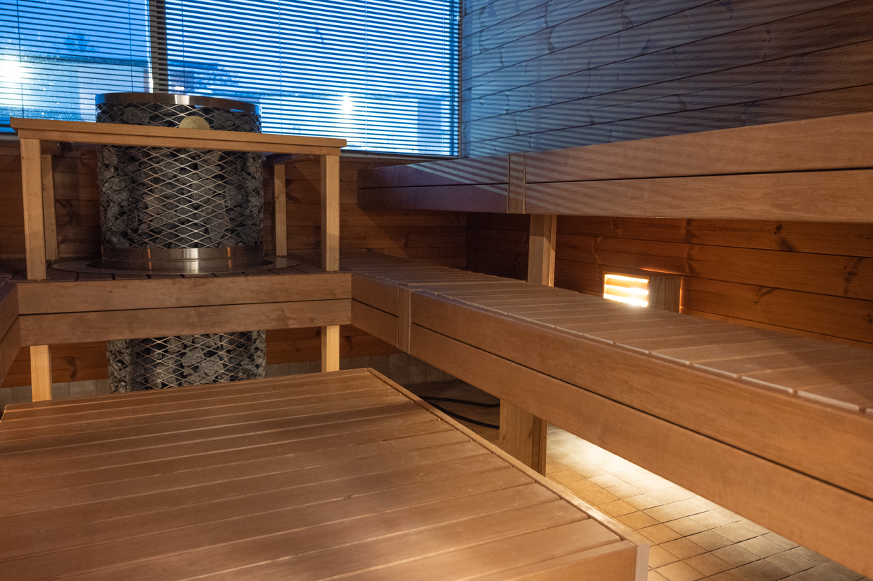 The Sauna Porin saunan lauteet ja kiuas.