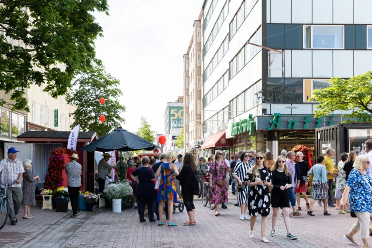 Ihmisvilinää Porin kävelykadulla SuomiAreenan aikaan
