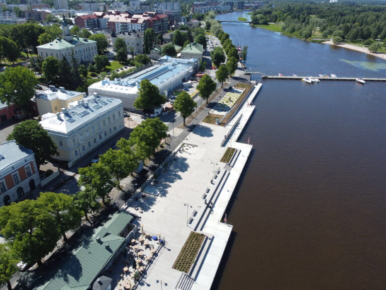 Ilmakuvassa kaupunkia ja jokimkaisemaa.