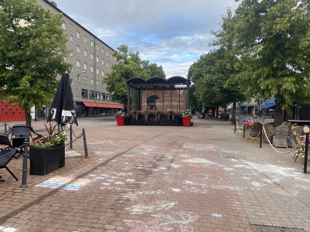 Porin Eetunaukion lava ja sen edessä oleva alue tyhjänä.