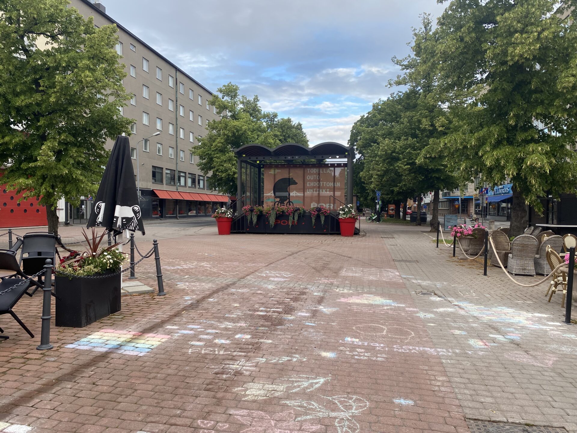 Porin Eetunaukion lava ja sen edessä oleva alue tyhjänä.
