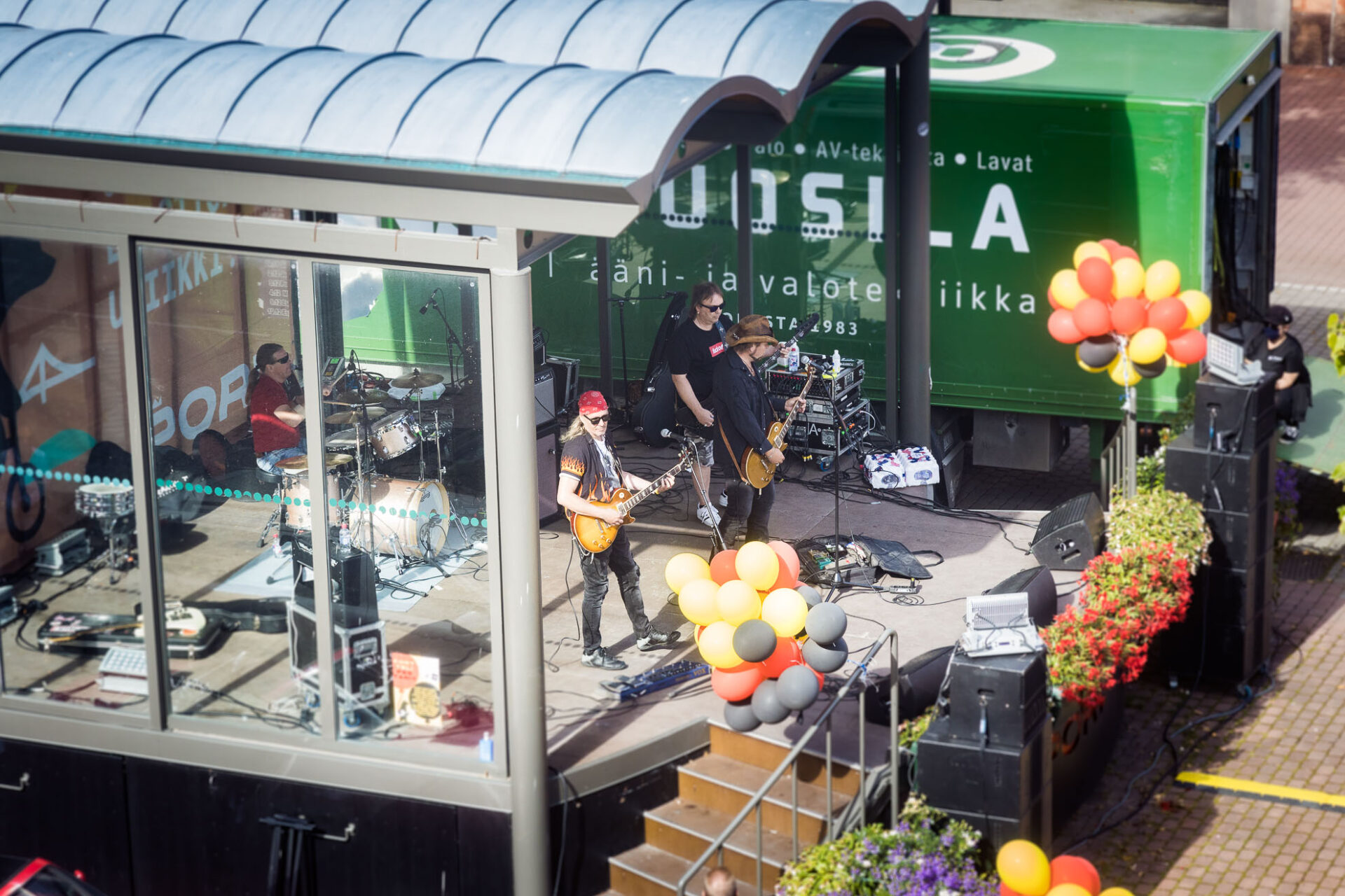 Esiintyjiä Eetunaukion lavalla yläviistosta kuvattuna.